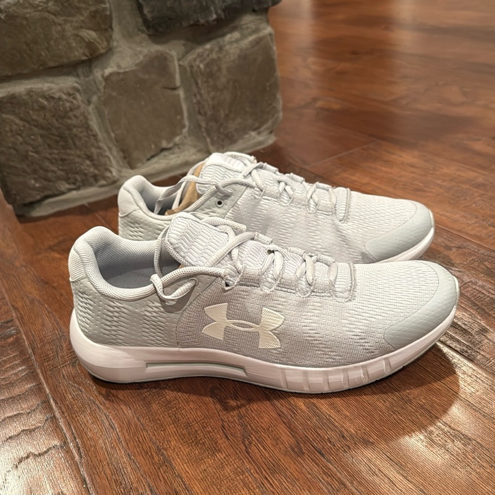 Women’s Under Armour light gray sneakers Size 9.5